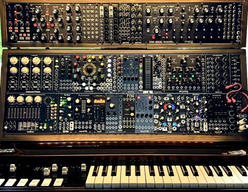 <span>011</span>Custom modular Eurorack synth<br />150hp, 3 tiers