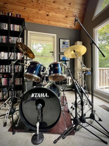 02 Tama drum kit cymbals