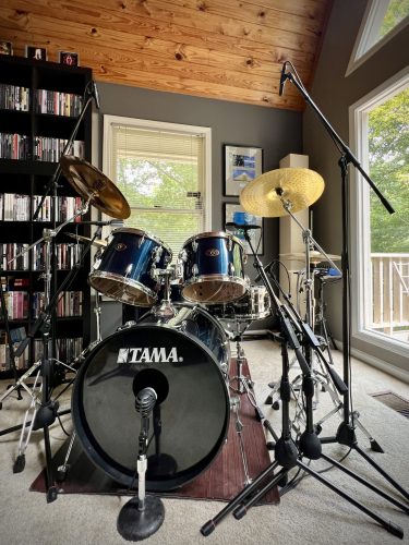 <span>01</span>Tama drum kit with mics