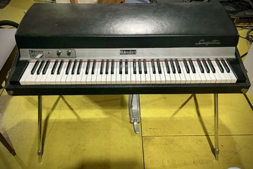 <span>27</span>Fender Rhodes M1 piano