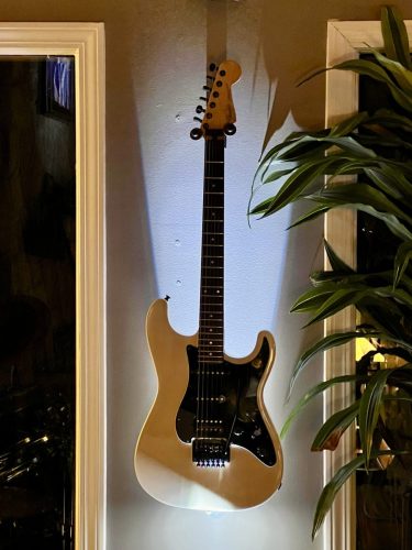 <span>02</span>1987 Fender Strat Boxer series