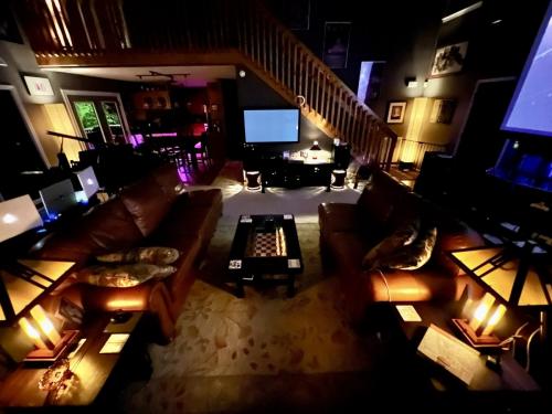 24 Lounge/listening area