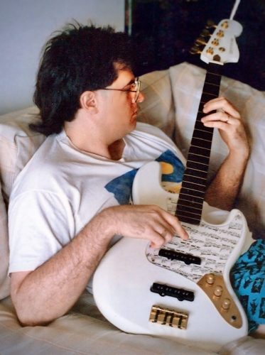 <span>09</span>Custom fretless Jazz Bass