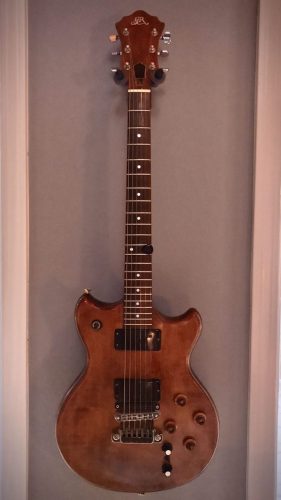 <span>06</span>Roland GR303 guitar synth