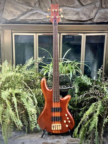 <span>03</span>Schecter Stiletto Studio<br />Fretless bass