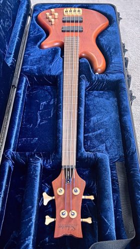 <span>032</span>Schecter Stiletto Studio<br />Fretless bass