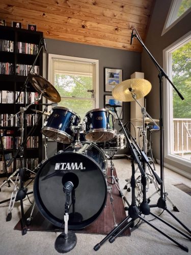 <span>01</span>Tama drum kit with mics