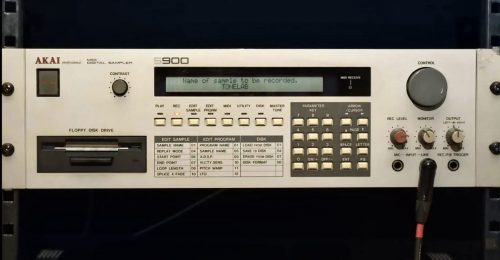 <span>04</span>Akai S900 digital sampler