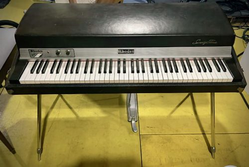 <span>27</span>Fender Rhodes M1 piano