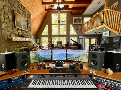 06 main-desk-pano